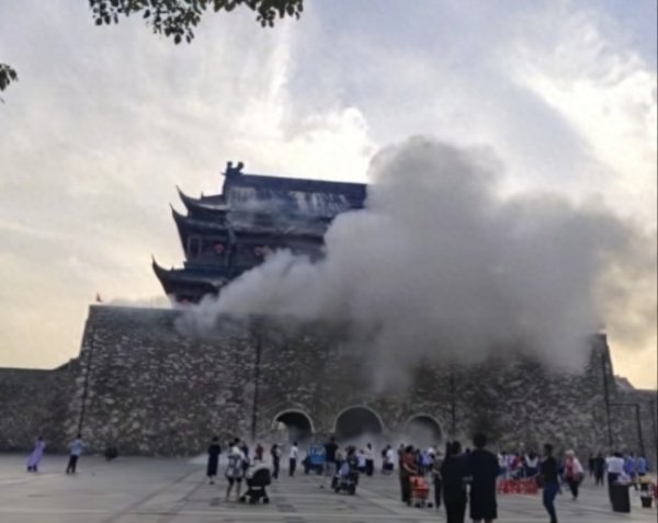 仁信优配 凤阳鼓楼系违建？县文旅局长否认 官方回应复建争议